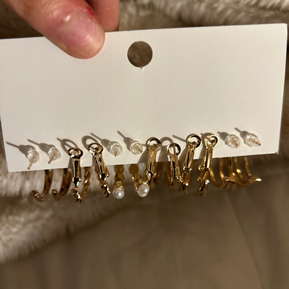 Super cute dainty gold earrings set! Brand new! - Picture 3 of 3